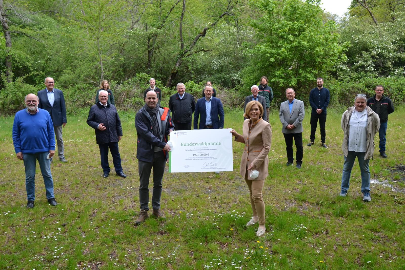 Forstministerin Julia Klöckner überreichte die Förderbescheide an die Ortsbürgermeiter der VG Langenlonsheim-Stromberg – stellvertretend an Bürgermeister Michael Cyfka.